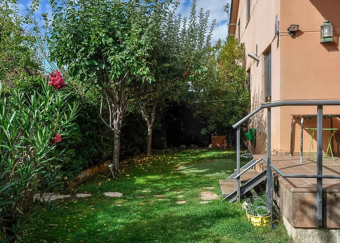 Acogedora Casa Con Verde Jardin By Cabana Rentals
