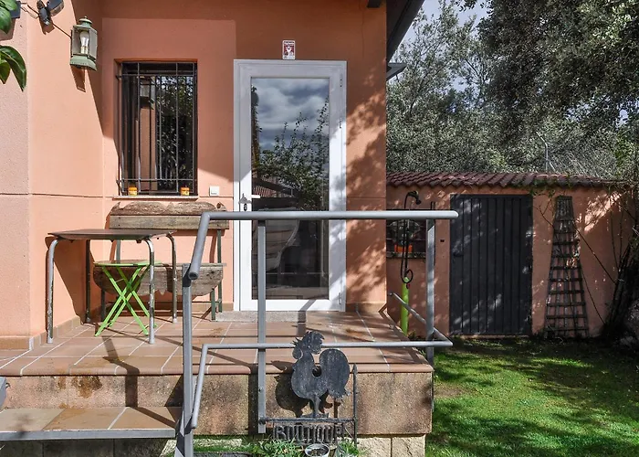 Acogedora Casa Con Verde Jardin By Cabana Rentals